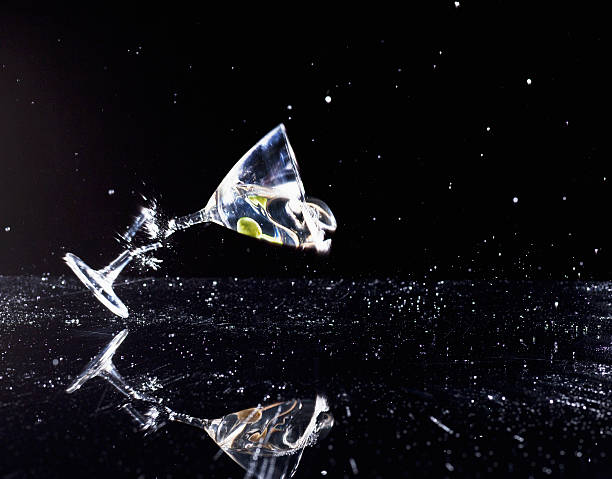 vaso de martini ruptura de vástago - glass broken spilling drink fotografías e imágenes de stock