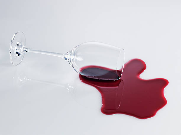 vino rosso rovesciare in vetro - spilling foto e immagini stock