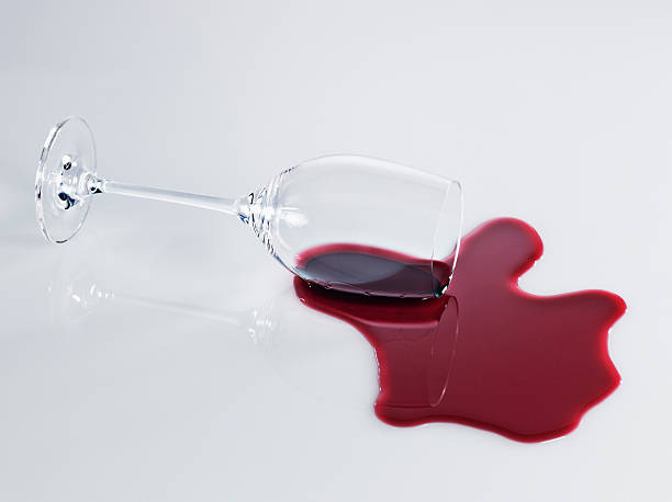 レッドワインから続くガラス - spilling ストックフォトと画像