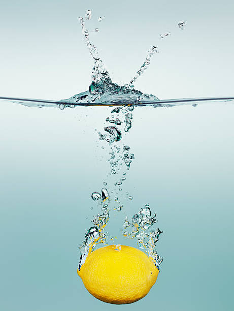 citron éclabousser dans l'eau - bubble water underwater drop photos et images de collection