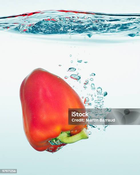 Nahaufnahme Von Roten Paprika Planschen Im Wasser Stockfoto und mehr Bilder von Auf dem Wasser treiben - Auf dem Wasser treiben, Auf den Kopf gestellt, Bewegung