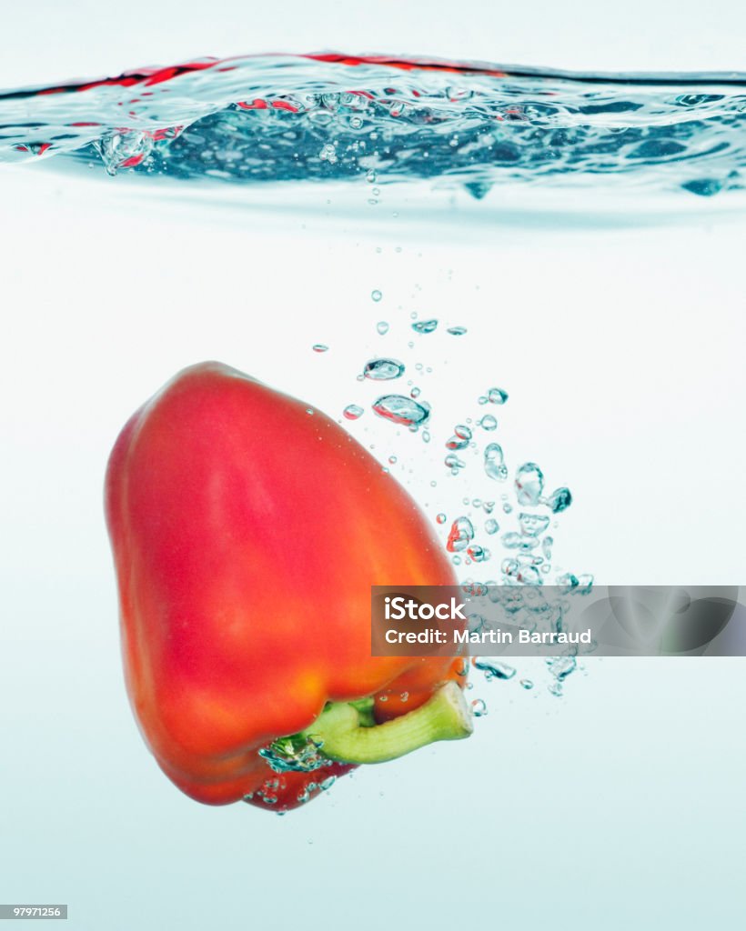 Primer plano de pimiento rojo sumergirse en agua - Foto de stock de Agua libre de derechos