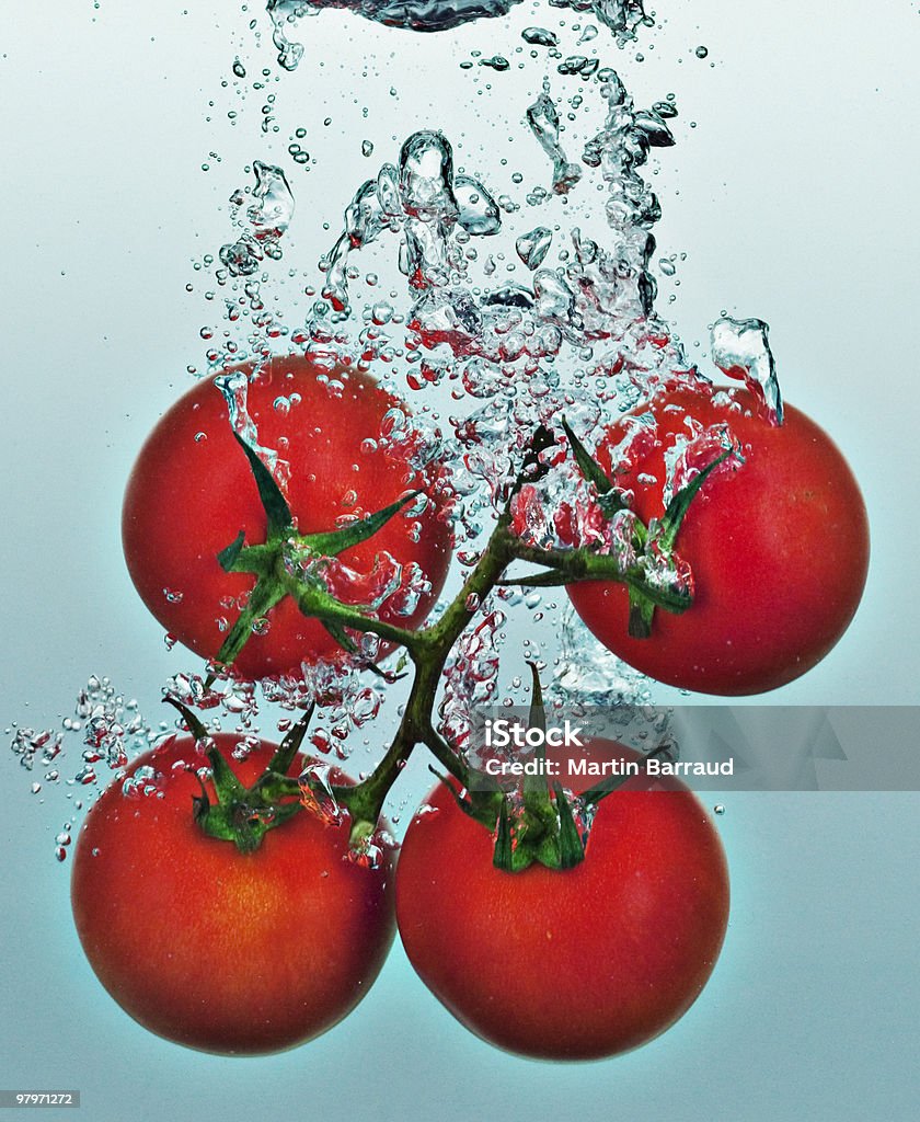 Plano aproximado de tomate na videira Chapinhar na água - Royalty-free Afundar Foto de stock