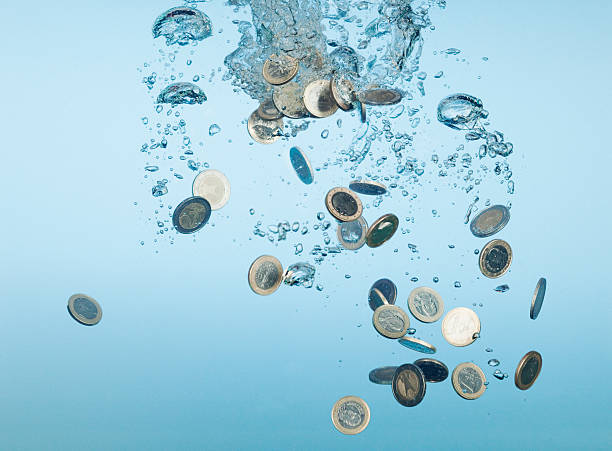 pièces de monnaie euro éclabousser dans l'eau - bubble water underwater drop photos et images de collection