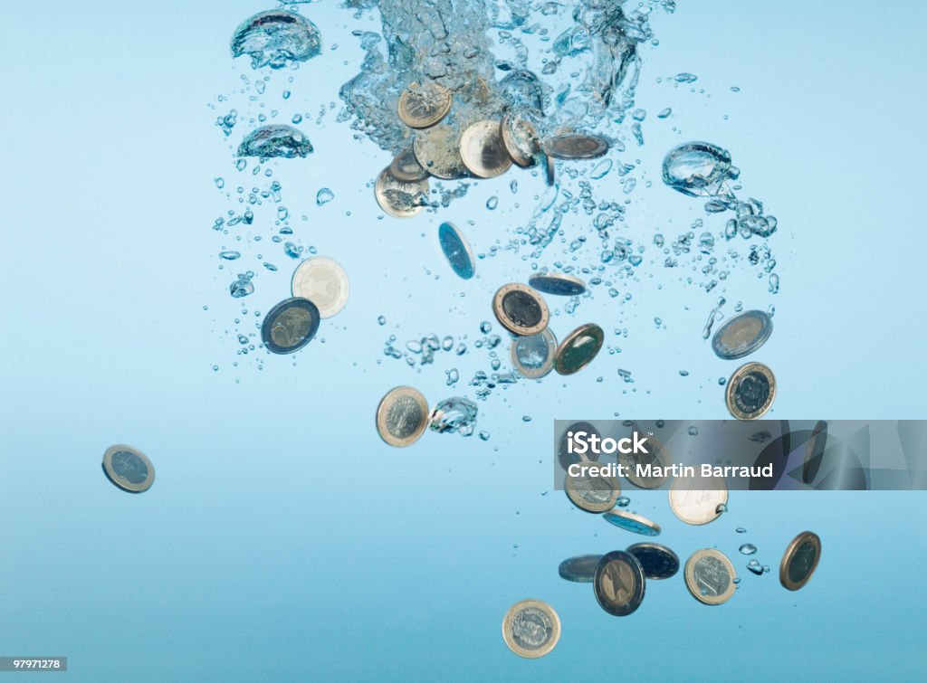 Euro monete spruzzi in acqua - Foto stock royalty-free di Acqua