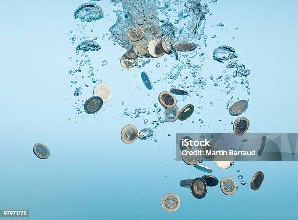 Euro Monete Spruzzi In Acqua - Fotografie stock e altre immagini di Acqua - Acqua, Valuta dell'Unione Europea, Moneta