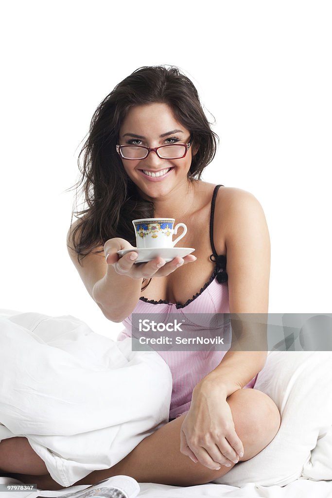 Женщина улыбаться и придают чашкой кофе - Стоковые фото Ароматический роялти-фри