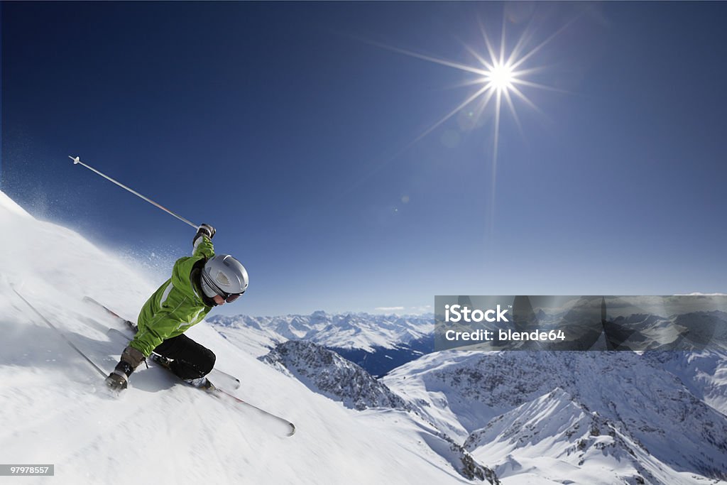 Esquiador de sol y de las montañas - Foto de stock de Esquí - Deporte libre de derechos