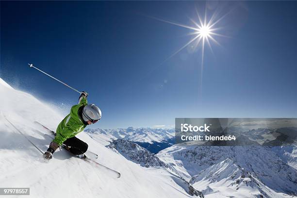 Esquiador De Sol Y De Las Montañas Foto de stock y más banco de imágenes de Esquí - Deporte - Esquí - Deporte, Esquí - Artículo deportivo, Nieve