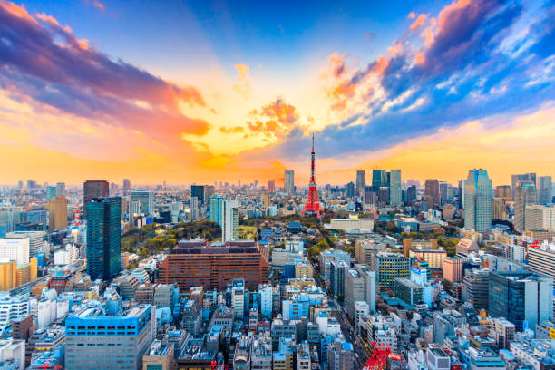 stadtansichten tokio skyline mit den tokyo tower - japan tokyo tower tokyo prefecture tower stock-fotos und bilder