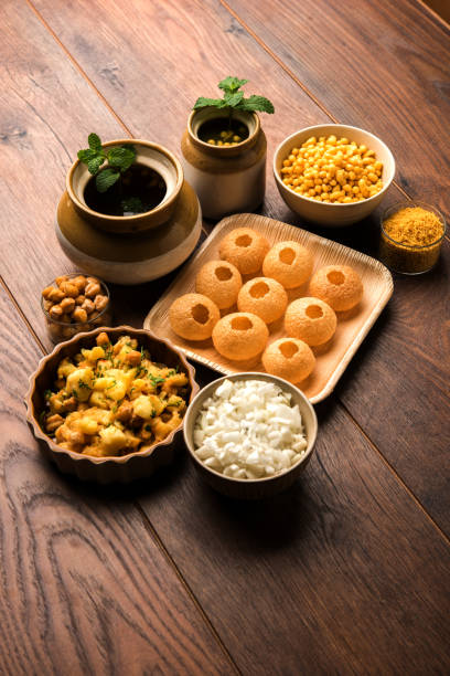 pani puri o golgappa es un popular indio chat menú, enfoque selectivo - comida hindú fotos fotografías e imágenes de stock