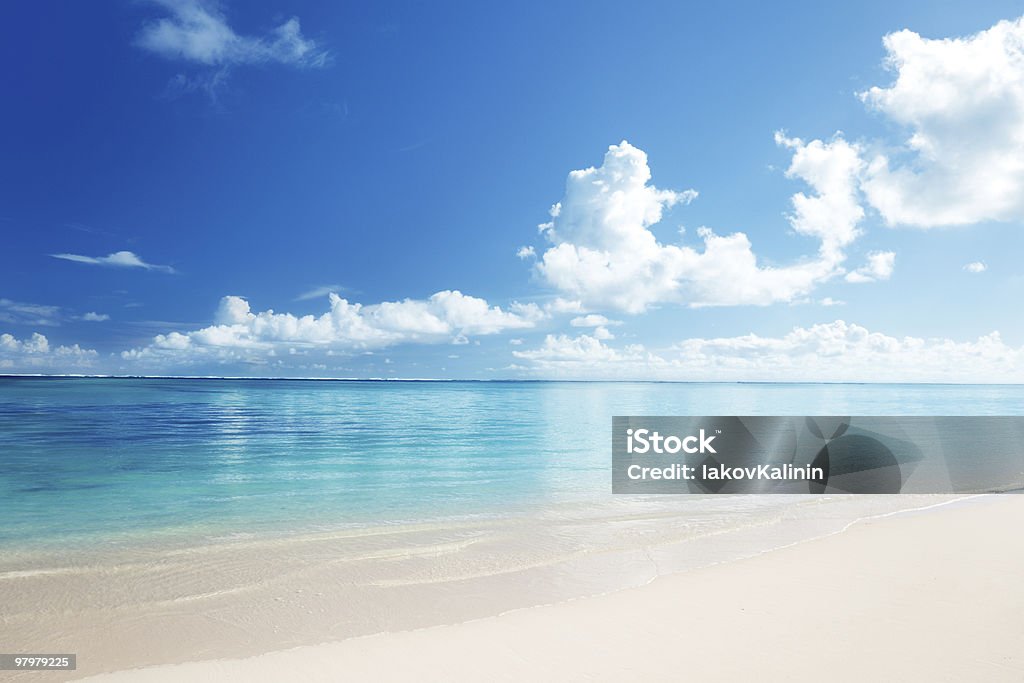 砂浜とカリブ海 - しぶきを上げるのロイヤリティフリーストックフォト