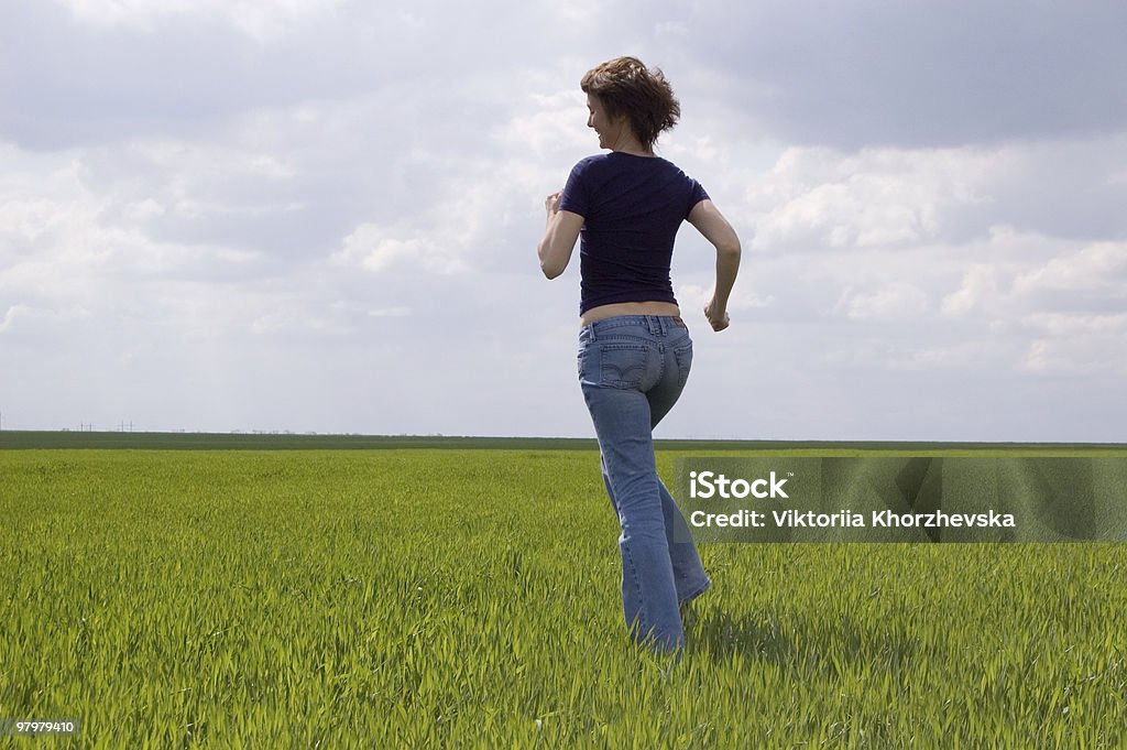 Chica feliz en prado Distancia de ejecución - Foto de stock de Actividad libre de derechos