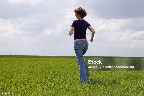Foto de Feliz Garota Correr No Meadow e mais fotos de stock de Adulto - Adulto, Ajardinado, Alegria