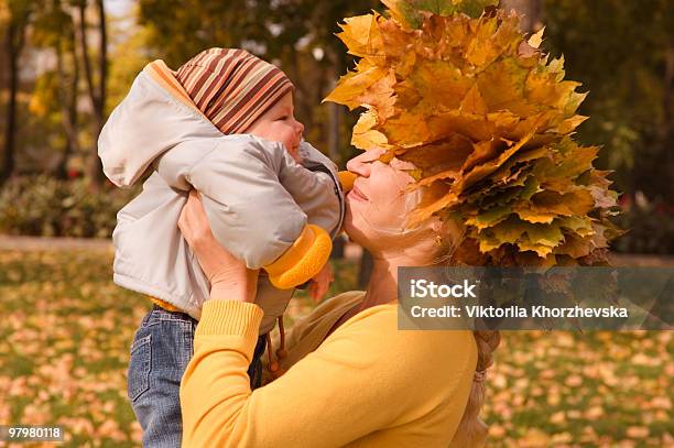 Primera De Otoño Foto de stock y más banco de imágenes de 0-11 meses - 0-11 meses, 30-34 años, Adulto