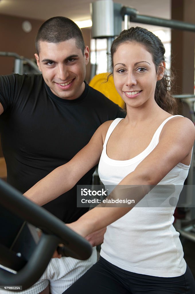 Jovem casal na academia de ginástica - Foto de stock de Academia de ginástica royalty-free