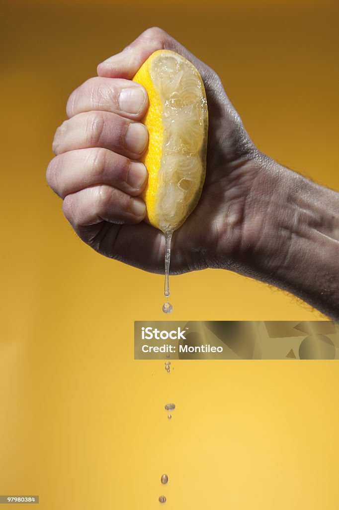 Homme de main presser la moitié de citron - Photo de Citron libre de droits