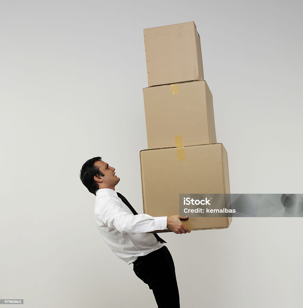 Homme d'affaires tenant la boîte en carton - Photo de 25-29 ans libre de droits