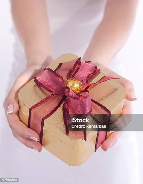 Mãos Copos De Caixa De Presente - Fotografias de stock e mais imagens de Adulto - Adulto, Caixa, Caixa de presentes