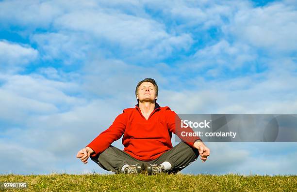 Uomo Meditare - Fotografie stock e altre immagini di Adulto - Adulto, Adulto in età matura, Atleta di atletica leggera