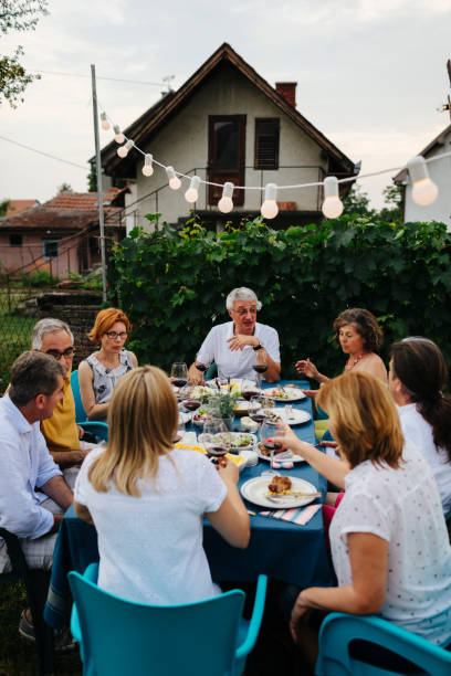 istock Al Fresco Dining 979900592