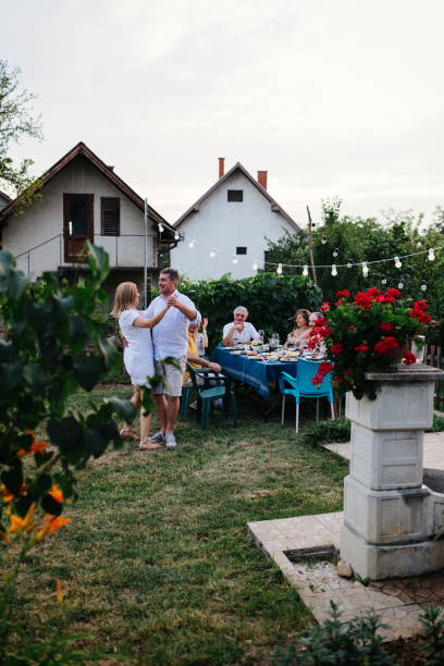 istock Al Fresco Dining 979900870
