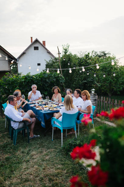 istock Al Fresco Dining 979901250