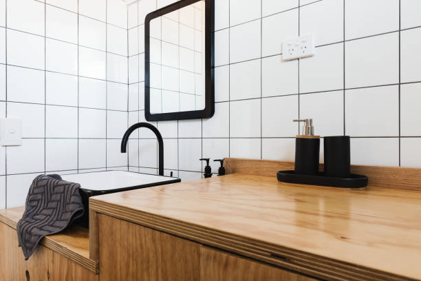 vaidade do banheiro de madeira - bathroom black faucet - fotografias e filmes do acervo