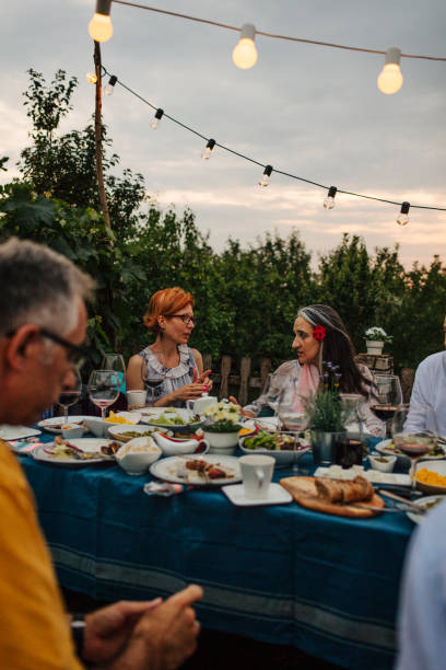 istock Al Fresco Dining 979902396