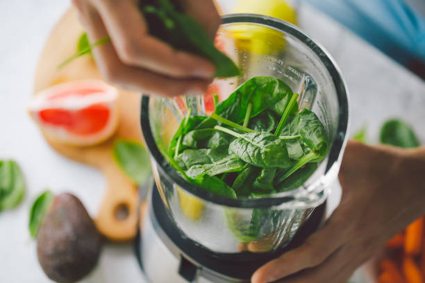 proceso de elaboración de batidos saludables - healthy eating fruit drink juice fotografías e imágenes de stock