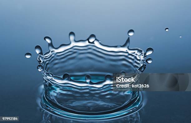 Splash Stockfoto und mehr Bilder von Bewegung - Bewegung, Blau, Fallen