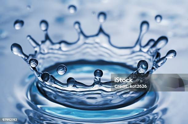 Splash Foto de stock y más banco de imágenes de Agua - Agua, Azul, Bebida