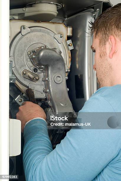 Foto de Encanador No Trabalho e mais fotos de stock de Adulto - Adulto, Avac, Caldeira - Equipamento industrial