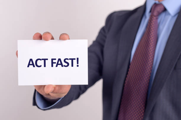 istock Man showing paper with ACT FAST! text 979925610