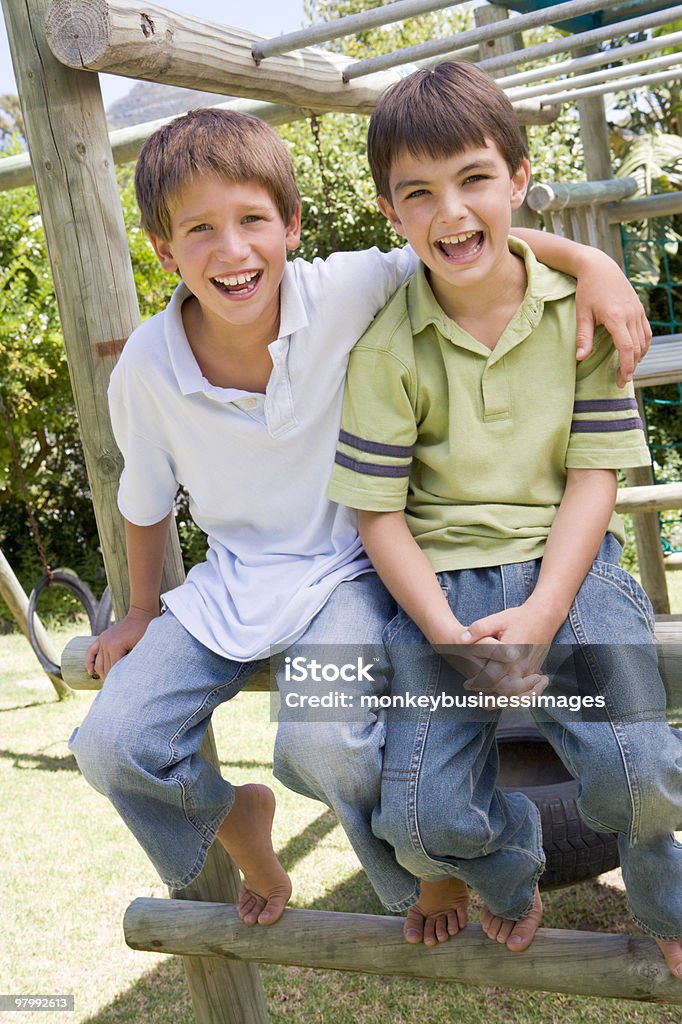 Zwei Junge männliche Freunde auf einem Spielplatz - Lizenzfrei Blick in die Kamera Stock-Foto