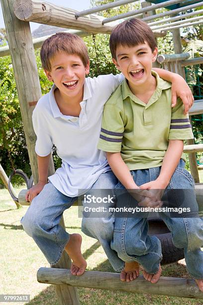 Zwei Junge Männliche Freunde Auf Einem Spielplatz Stockfoto und mehr Bilder von Blick in die Kamera - Blick in die Kamera, Europäischer Abstammung, Farbbild