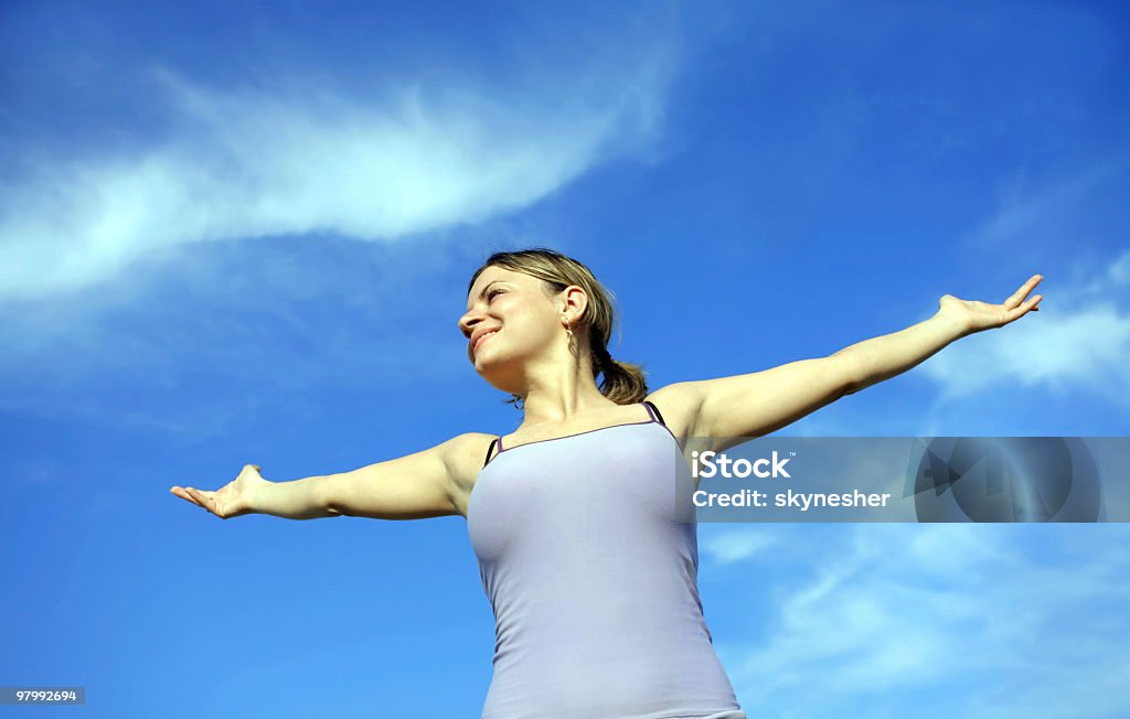 Ragazza con aprire le mani contro il cielo blu - Foto stock royalty-free di Cielo
