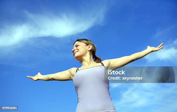 Foto de Menina Com Abra As Mãos Contra O Céu Azul e mais fotos de stock de Céu - Fenômeno natural - Céu - Fenômeno natural, Mulheres, Aberto