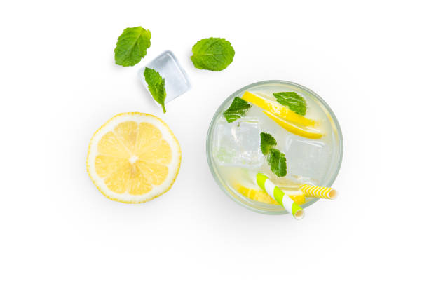 layout creativo - limonata fresca e ingredienti isolati - water with glass cocktail foto e immagini stock