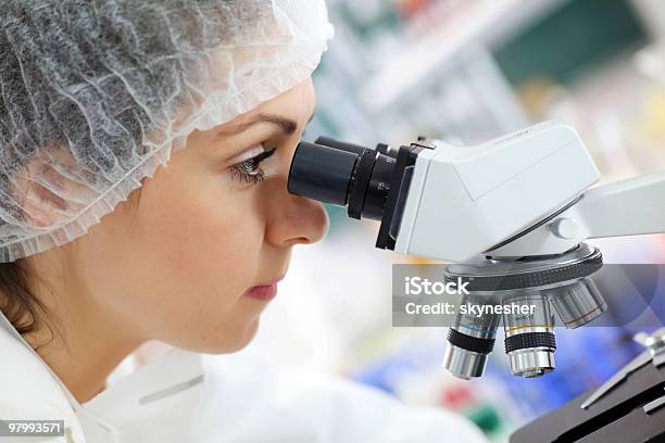 Scienziato Ricercatore Guarda Nel Microscopio - Fotografie stock e altre immagini di Adulto - Adulto, Analizzare, Attrezzatura