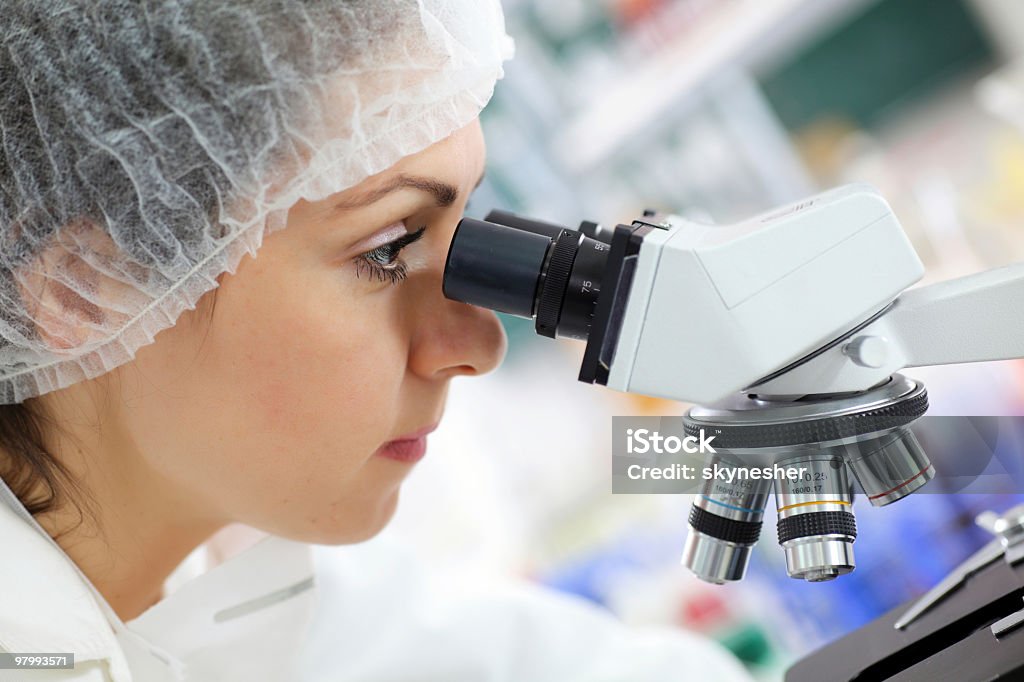 과학자 연구자 루킹 대상쪽으로 현미경으로 - 로열티 프리 검사-보기 스톡 사진