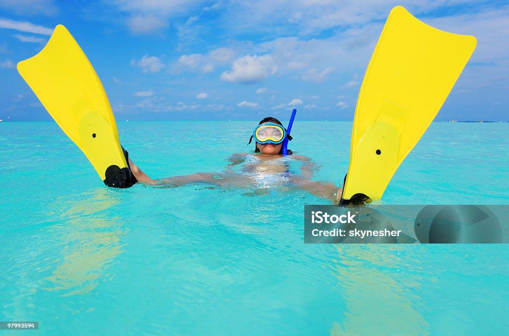 Mujer con amarillo flippers en el mar azul. - Foto de stock de Adulto libre de derechos