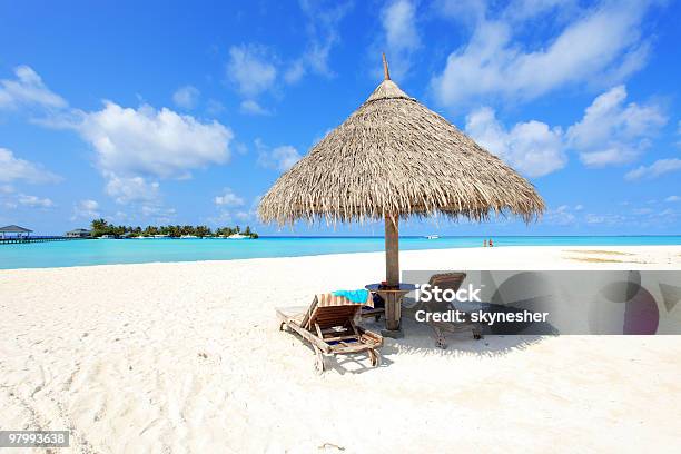 아름다운 열대 해변 및 데크 체어 갑판 의자에 대한 스톡 사진 및 기타 이미지 - 갑판 의자, 경관, 고요한 장면