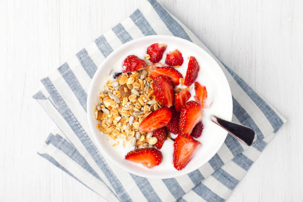 здоровый завтрак с гранолой и клубникой. - bowl cereal cereal plant granola стоковые фото и изображения