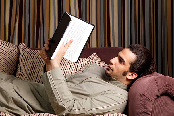 Arabian homem lendo um livro - foto de acervo