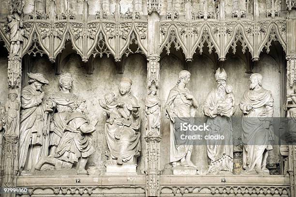Photo libre de droit de Chartres Cathédrale Intérieur Des Sculptures banque d'images et plus d'images libres de droit de Architecture