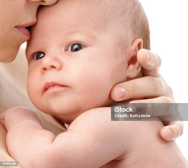Nowonarodzone W Ręce Matki - zdjęcia stockowe i więcej obrazów 0 - 11 miesięcy - 0 - 11 miesięcy, Dwie osoby, Dziecko