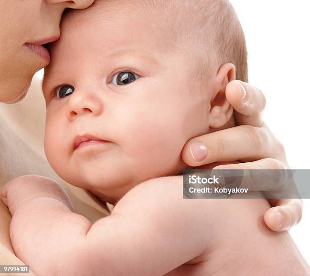 Foto de Recémnascidos Em Mãos Da Mãe e mais fotos de stock de 0-11 meses - 0-11 meses, Abraçar, Bebê