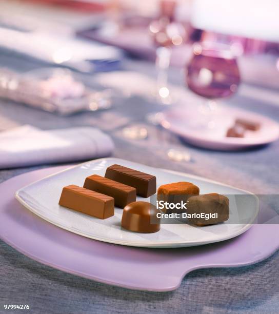 Cioccolatini Sulla Piastra Bianca Elegante Con Affascinanti Imposta Tabella - Fotografie stock e altre immagini di Cibo