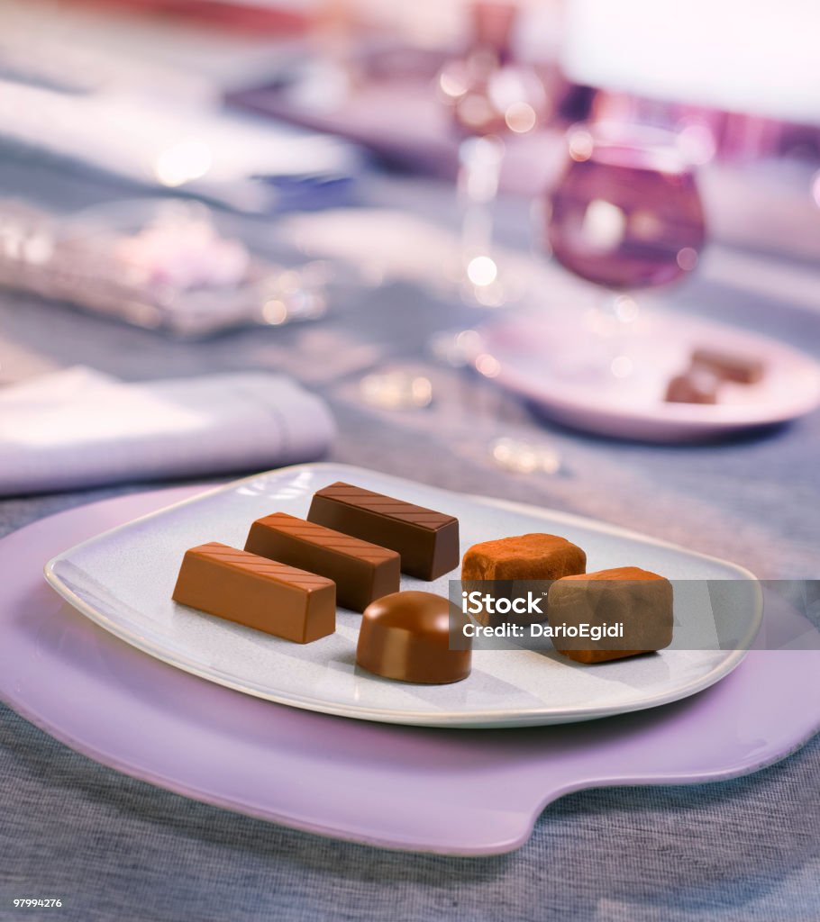 Шоколадные конфеты На элегантном белом покрытие на очаровательный набор Таблица - Стоковые фото Без людей роялти-фри